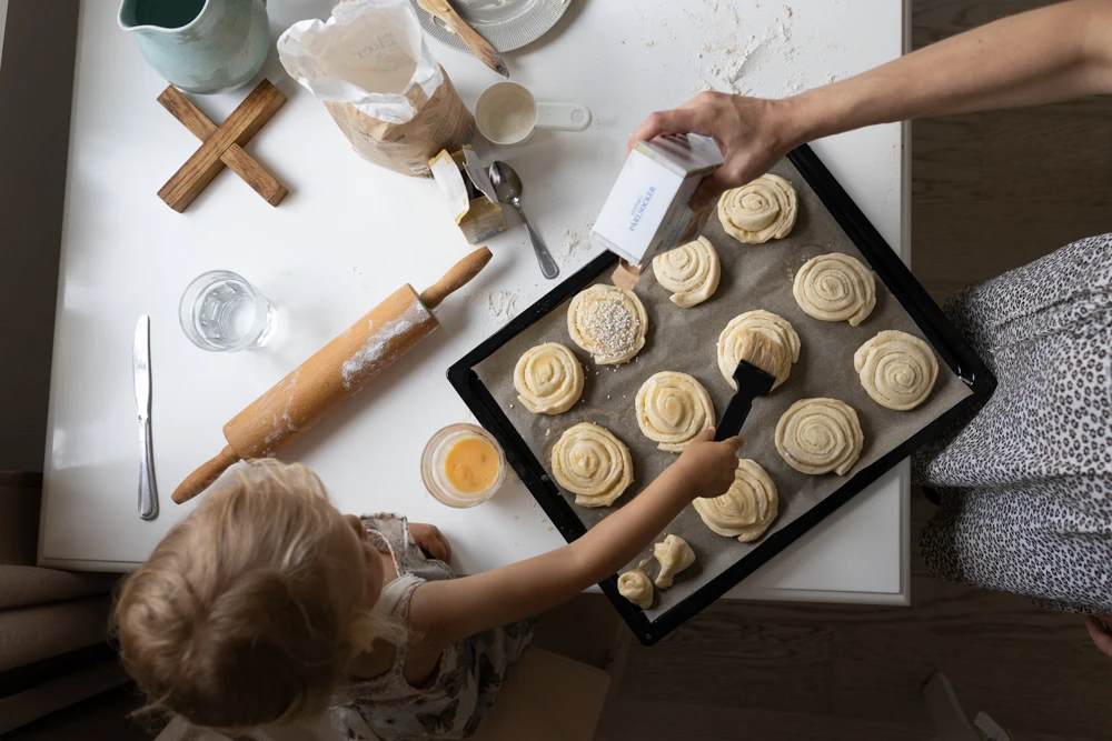 Bullbak i kök med barn - lifestylefoto