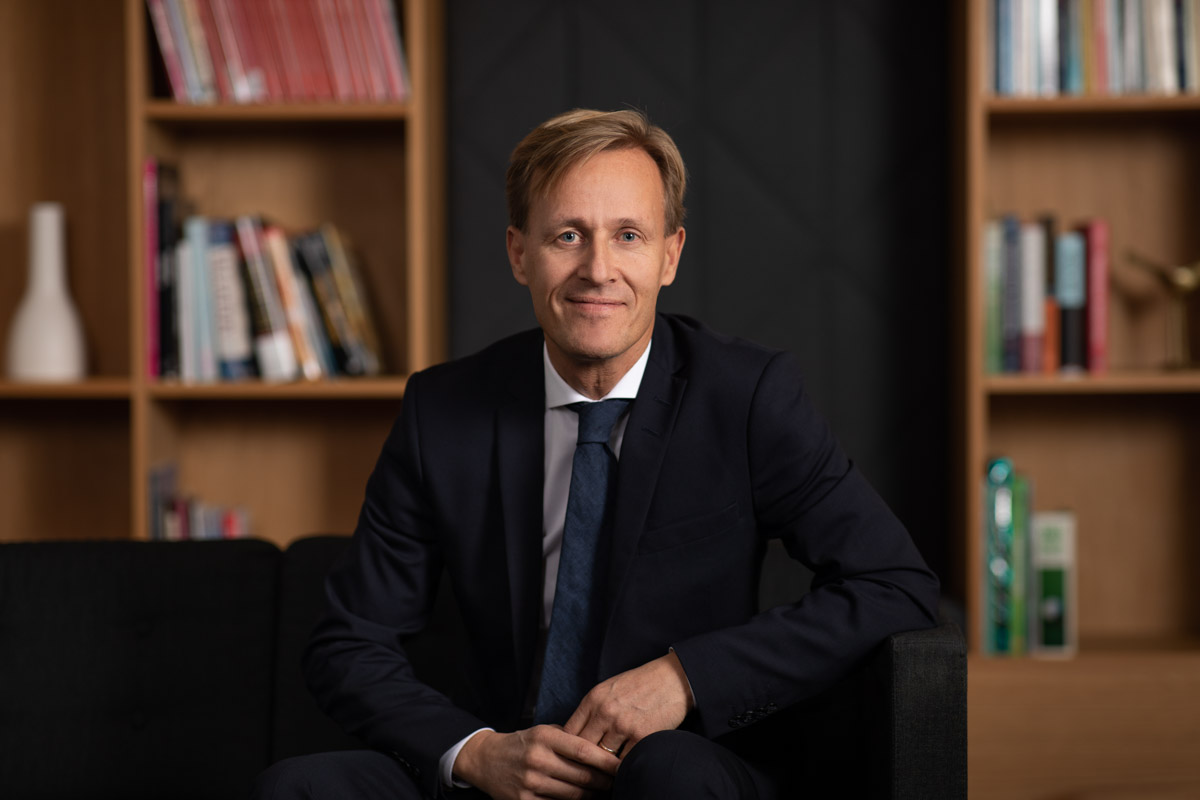 Företagsporträtt i miljö på plats hos kund - ljussatt med två profotoblixtar