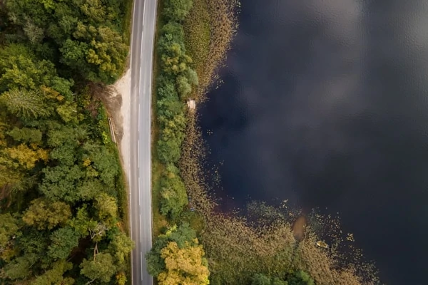 Drönarfoto över sjö och skog I Almeräng Fotografi