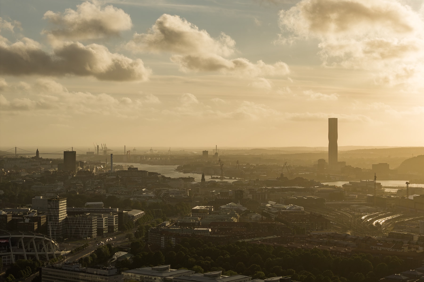 Vy över Göteborgs hamninlopp i skymningen - Almeräng Fotografi I Företagsfotograf Göteborg