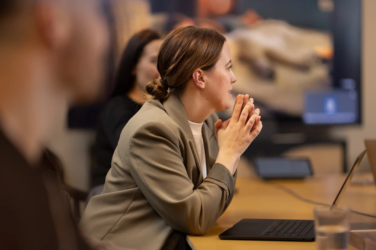 Autentiska mötesbilder för företagets bildbank fotograferat av Almeräng Fotografi