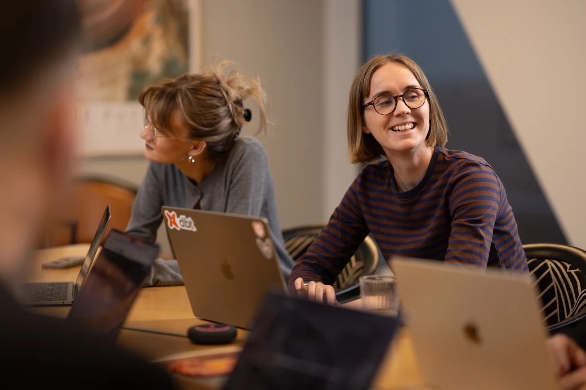 Autentiska mötesbilder för Sleep Cycle:s bildbank fotograferat av Almeräng Fotografi.