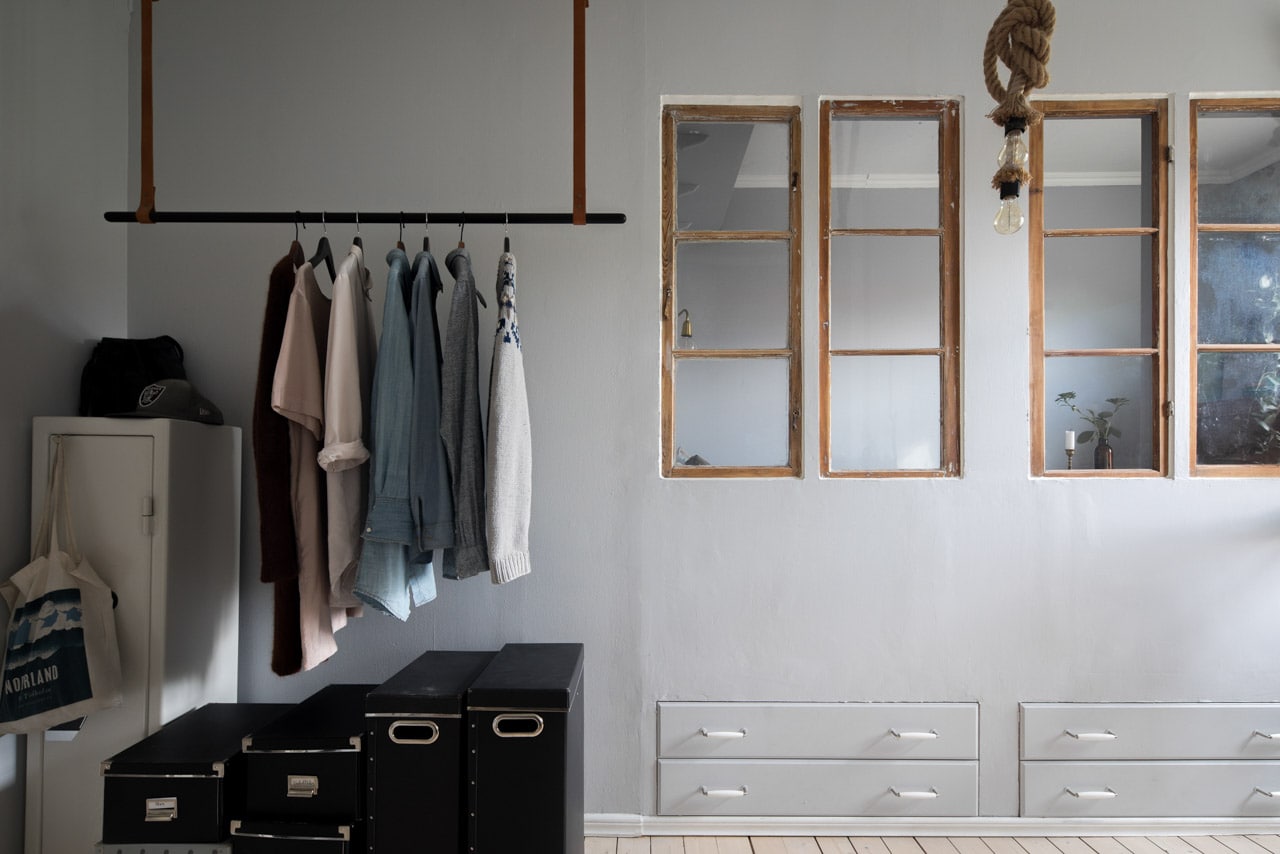 Smart förvaring och öppen garderob i vardagsrummet I Almeräng Fotografi