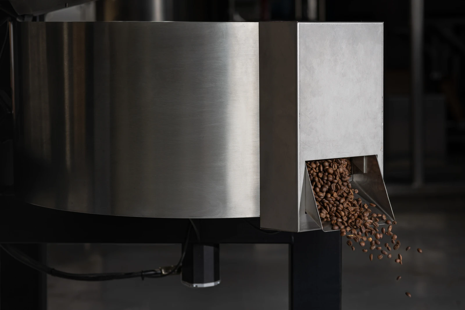 Kaffebönor kommer ut ur maskin - produktfotografering i miljö med Nordre Roasters i Göteborg