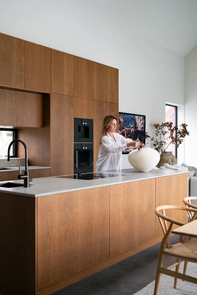 Samarbete med stylist vid köksfotografering för Strömsdal Kök - Almeräng Fotografi