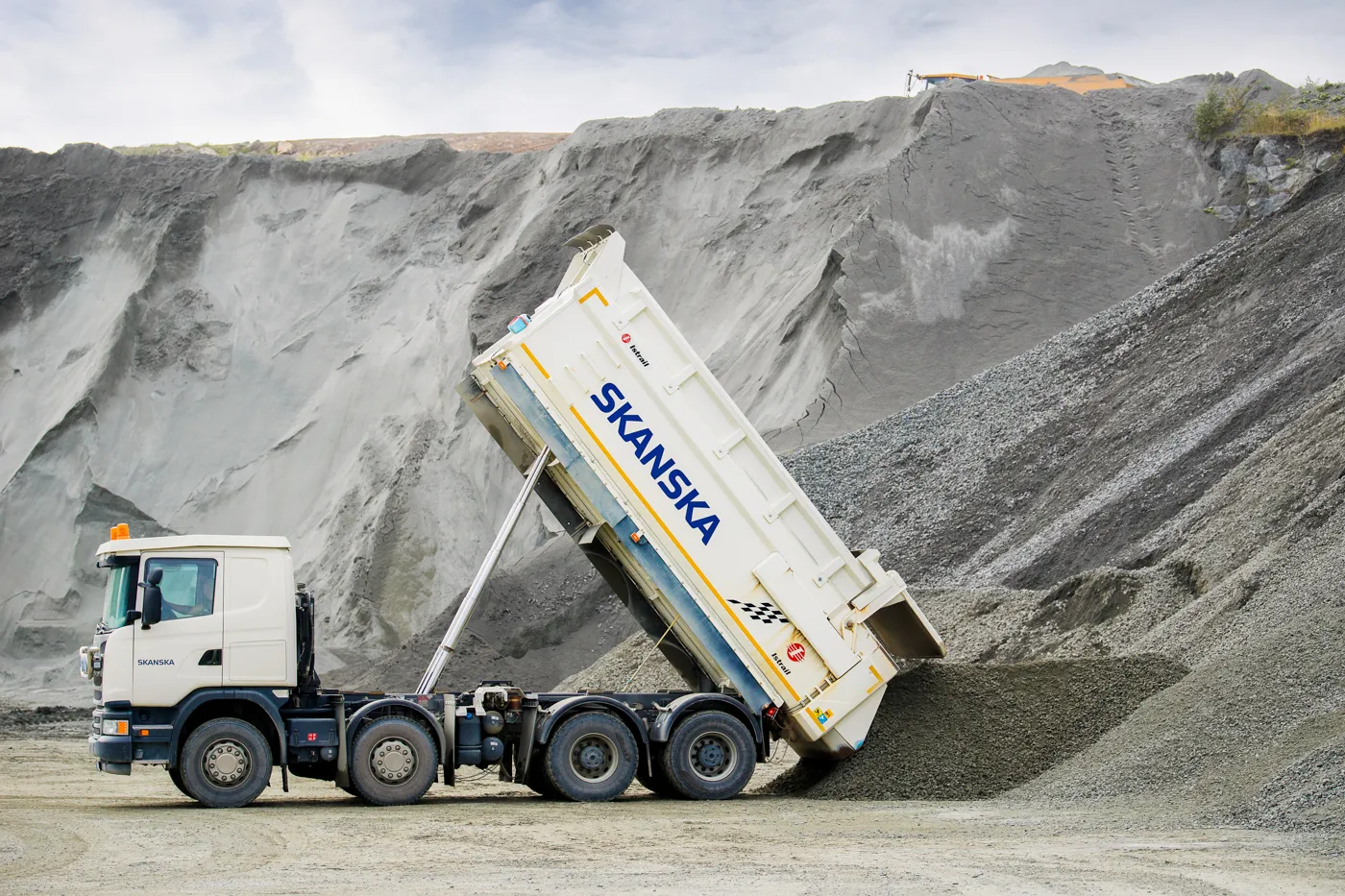 En dumper tömmer sin last på Vikan Kross - Verksamhetsfoto för Skanska