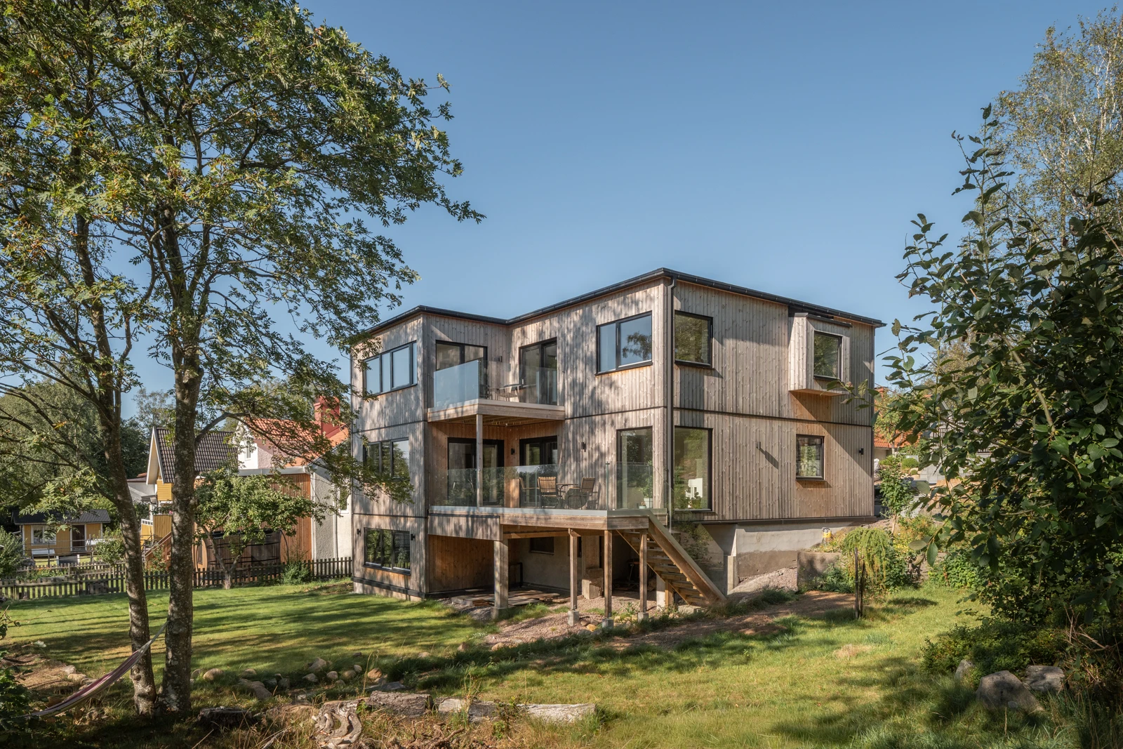 Exteriöra arkitekturbilder av ombyggd villa i Mölndal - Almeräng Fotografi