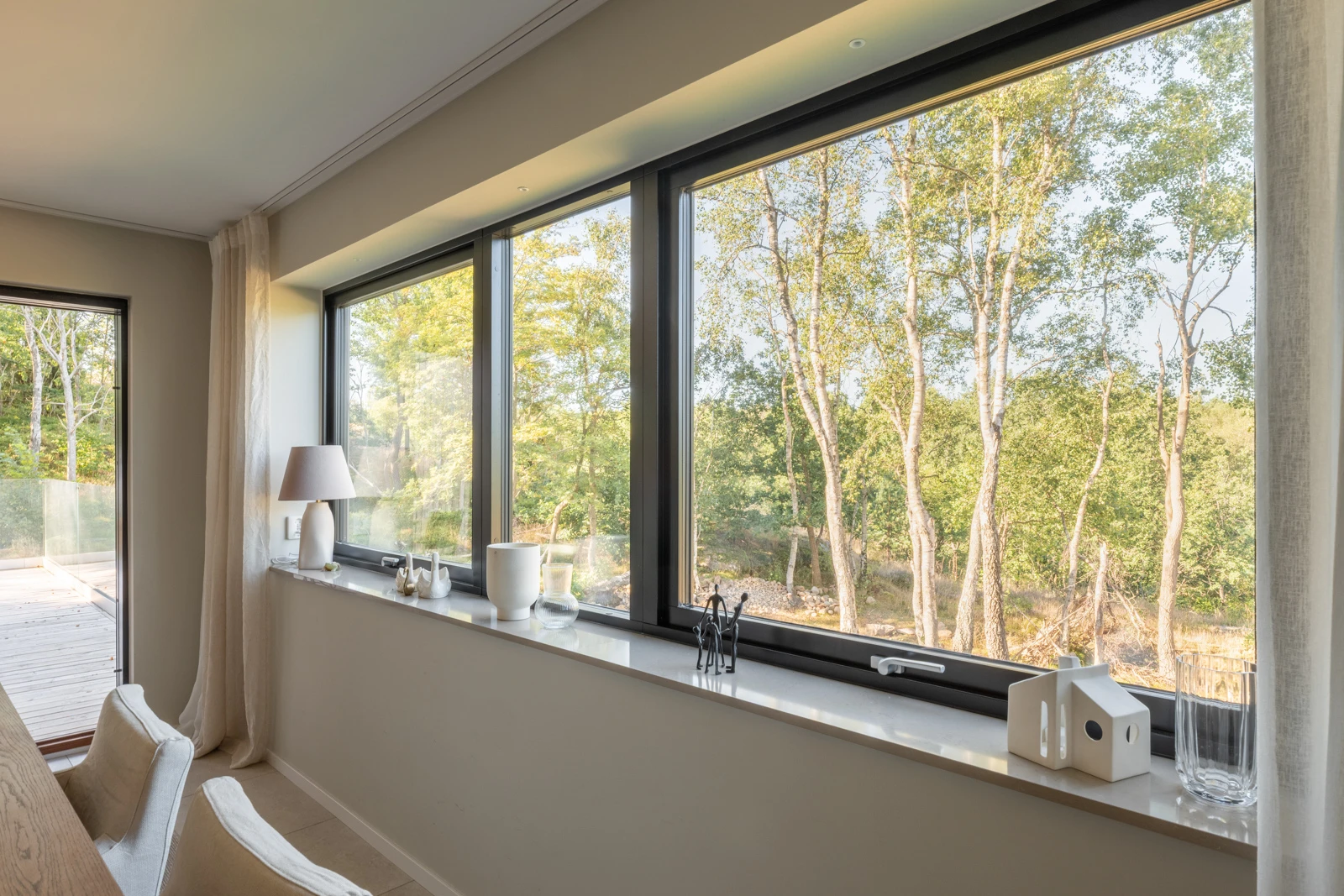 Stort fönsterparti ut mot skogen - arkitekturfotografering för Innerstaden Arkitekter i Göteborg