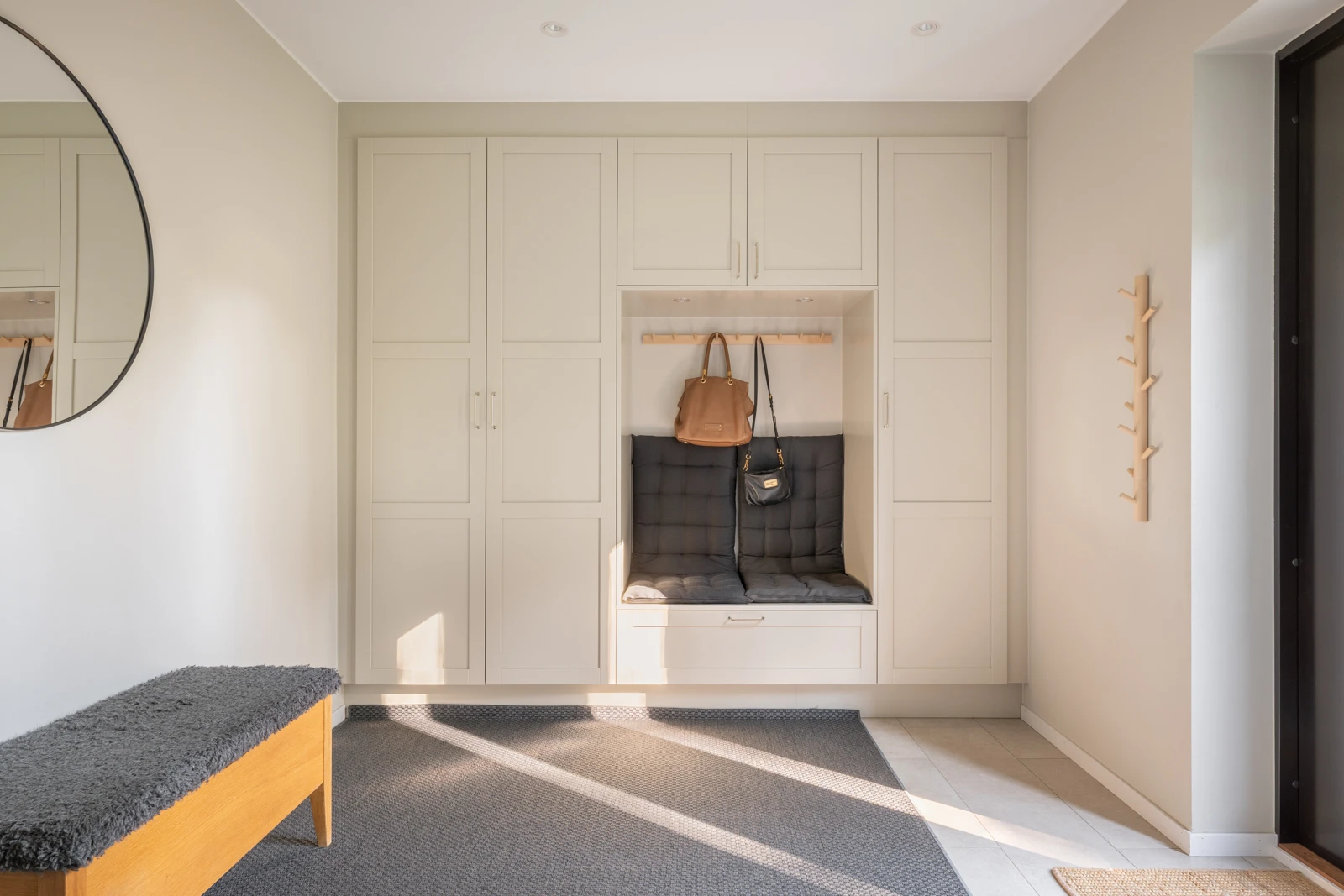 Stor hall med platsbyggda garderober med mycket förvaring