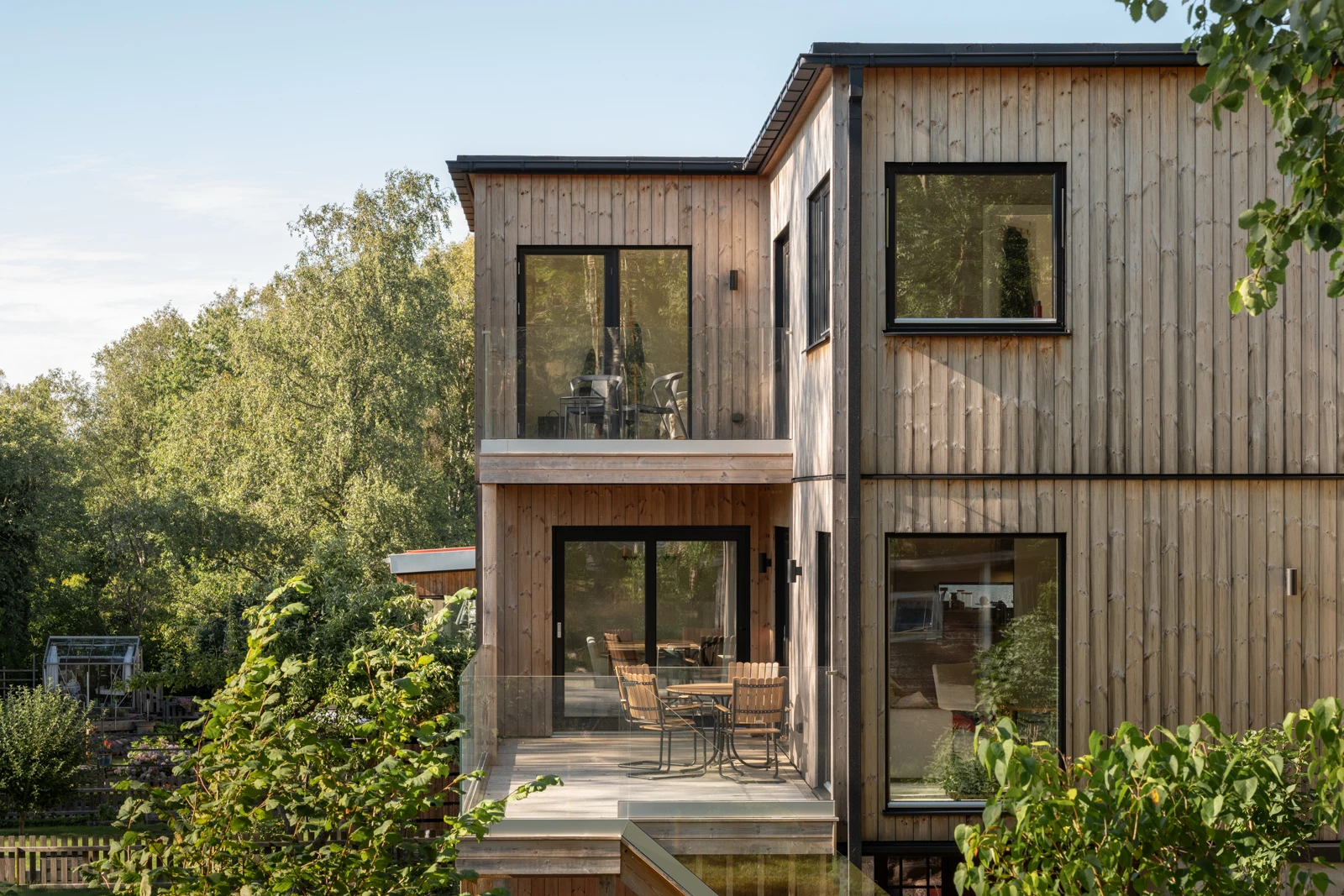 Dubbla altaner - Exteriör arkitekturfotografering av ombyggd villa - Almeräng Fotografi