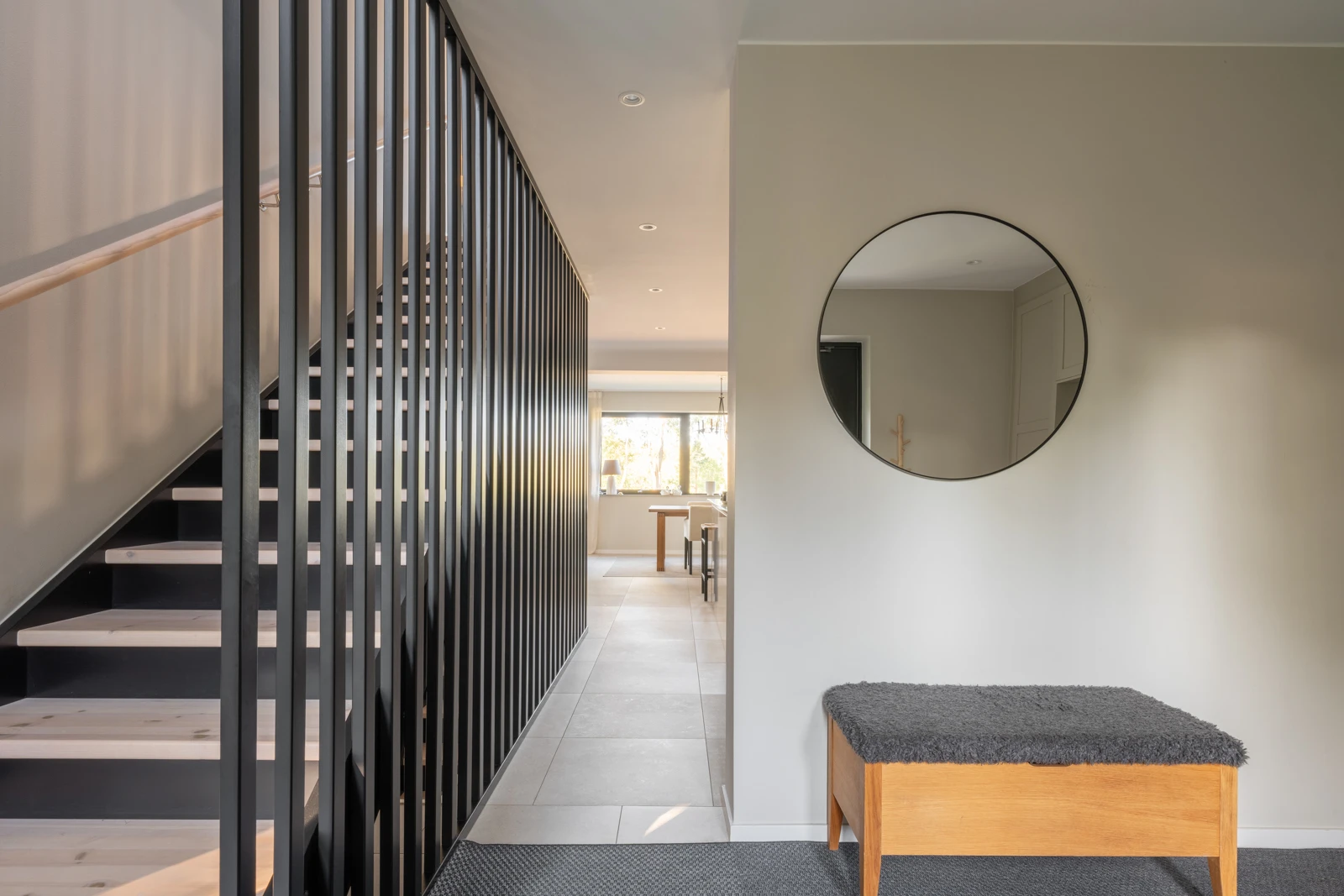 Pampig hall med svart trappa i trä - interiör fotografering