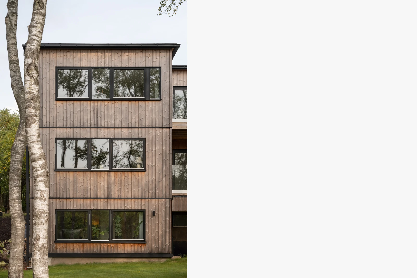 Del av träfasad med reflektioner av träd - ombyggd villa i Mölndal