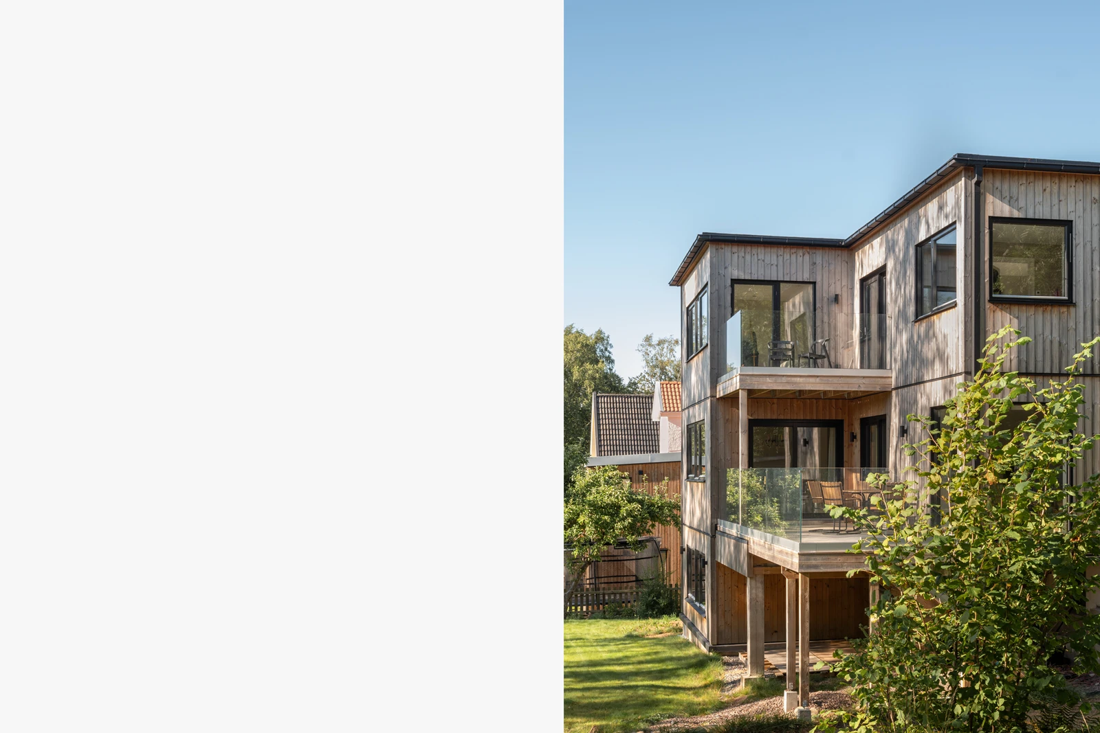 Arkitektritad villa i trä på sommaren